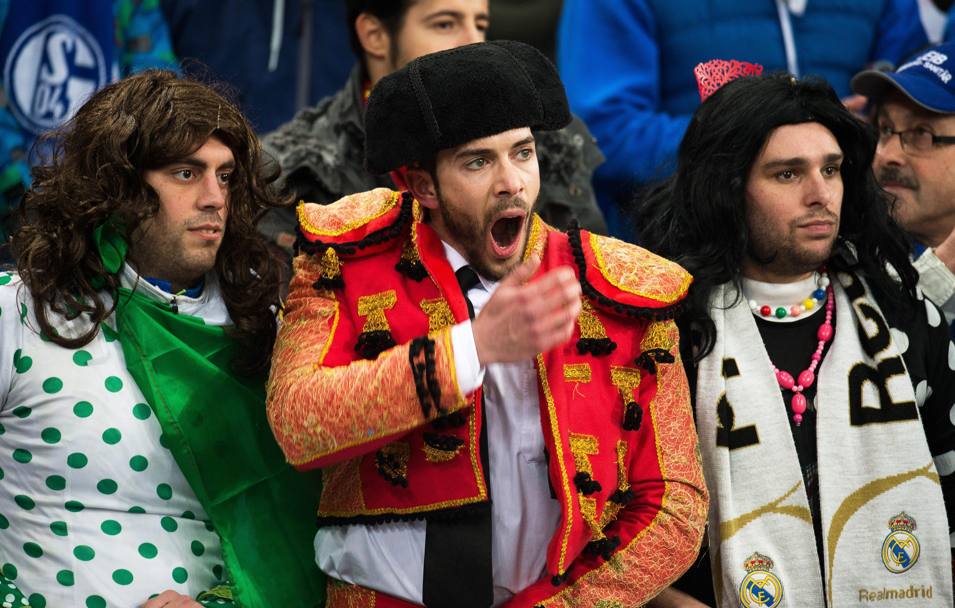 Carnevale sugli spalti. Fan del Real Madrid mascherati per Carnevale prima dell’inizio della partita contro lo Schalke 04, a Gelsenkirchen (EPA)